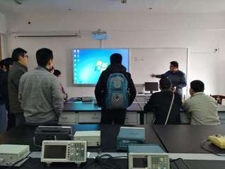 实验中心组织对教师开展电子白板...